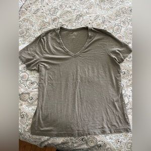✳️ Universal thread, soft spun, V-neck T-shirt